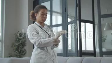 非洲女医生戴着医用手套